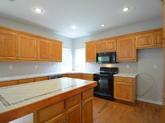 4th image of 15913 Birch St