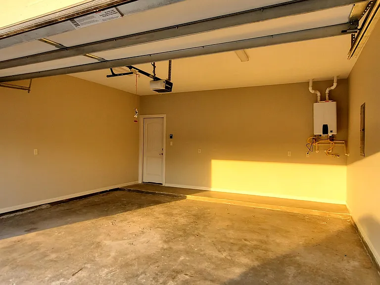 2036 Grove Ln — Photo 4