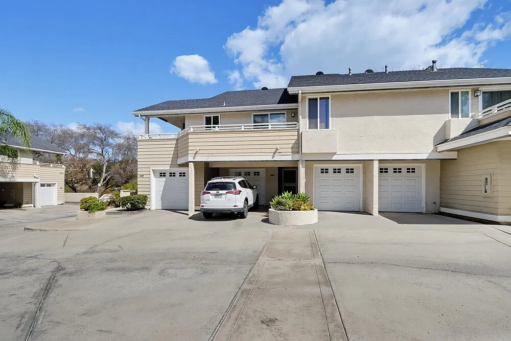 3 bed, 2.5 bath, 1573 sqft, $3,900 — Photo 2