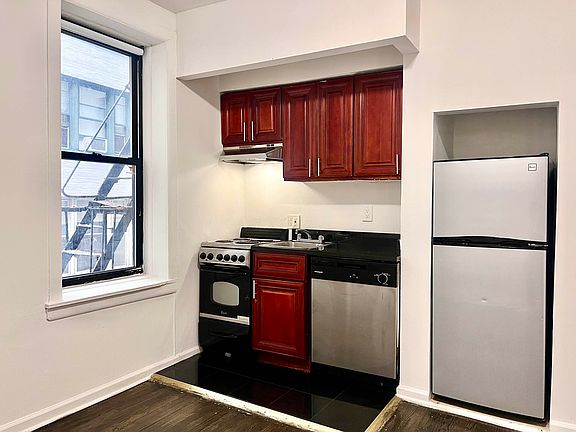 3rd image of 341 W 45th St #1/110