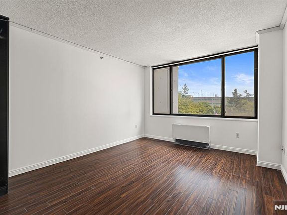 4th image of 45 River Dr #415