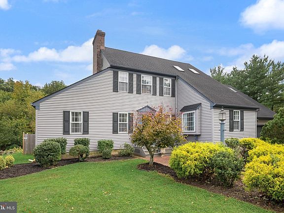 2nd image of 552 Hereford Ln