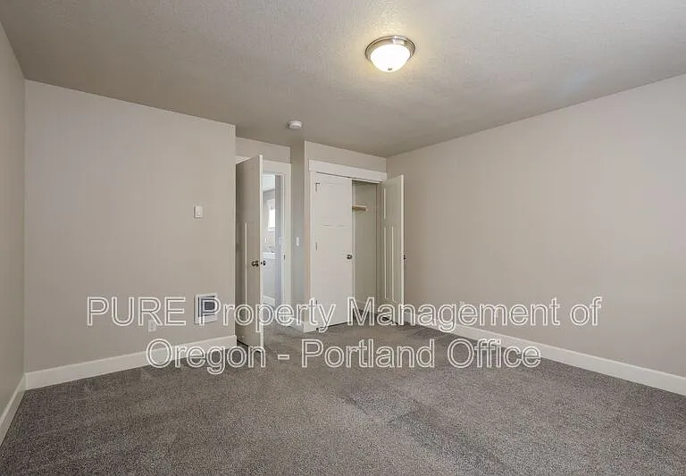 215 NE Regan Hill Loop — Photo 8
