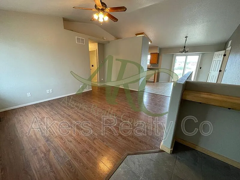 5 bed, 2.0 bath, 2404 sqft, $2,495 — Photo 3
