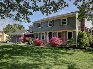 67 Governor Bradford Dr, Barrington, RI 02806