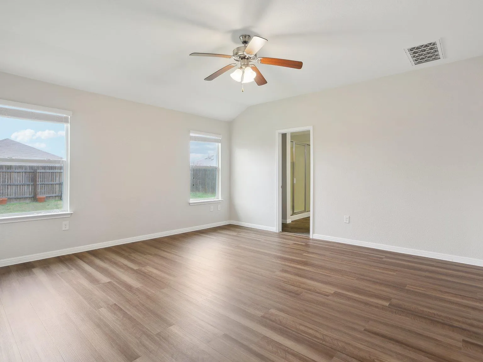 4 bed, 2.0 bath, 1904 sqft, $2,400 — Photo 3