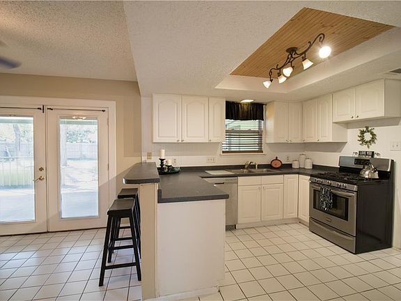 3rd image of 1406 Oakridge Dr