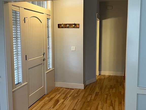 3rd image of 1074 N Caledonia Pl