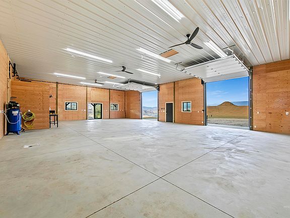 4th image of 35 Lorraine Ln