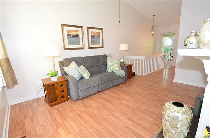 Charming 2Br 1.5Ba Townhome in Cary! Available 10/21! — Photo 4