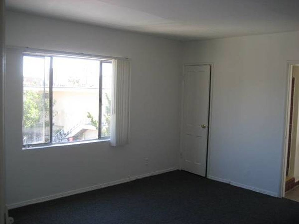 2nd image of 530 Glenrock Ave APT 28