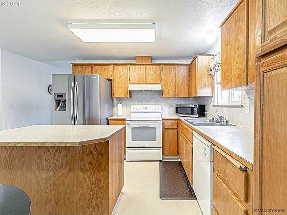 4th image of 15200 NE 91st St