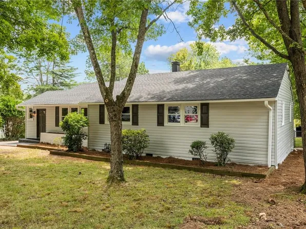 2824 Hermitage Dr, Winston Salem, NC 27103