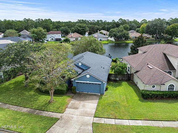 4th image of 240 JOHNS GLEN Drive