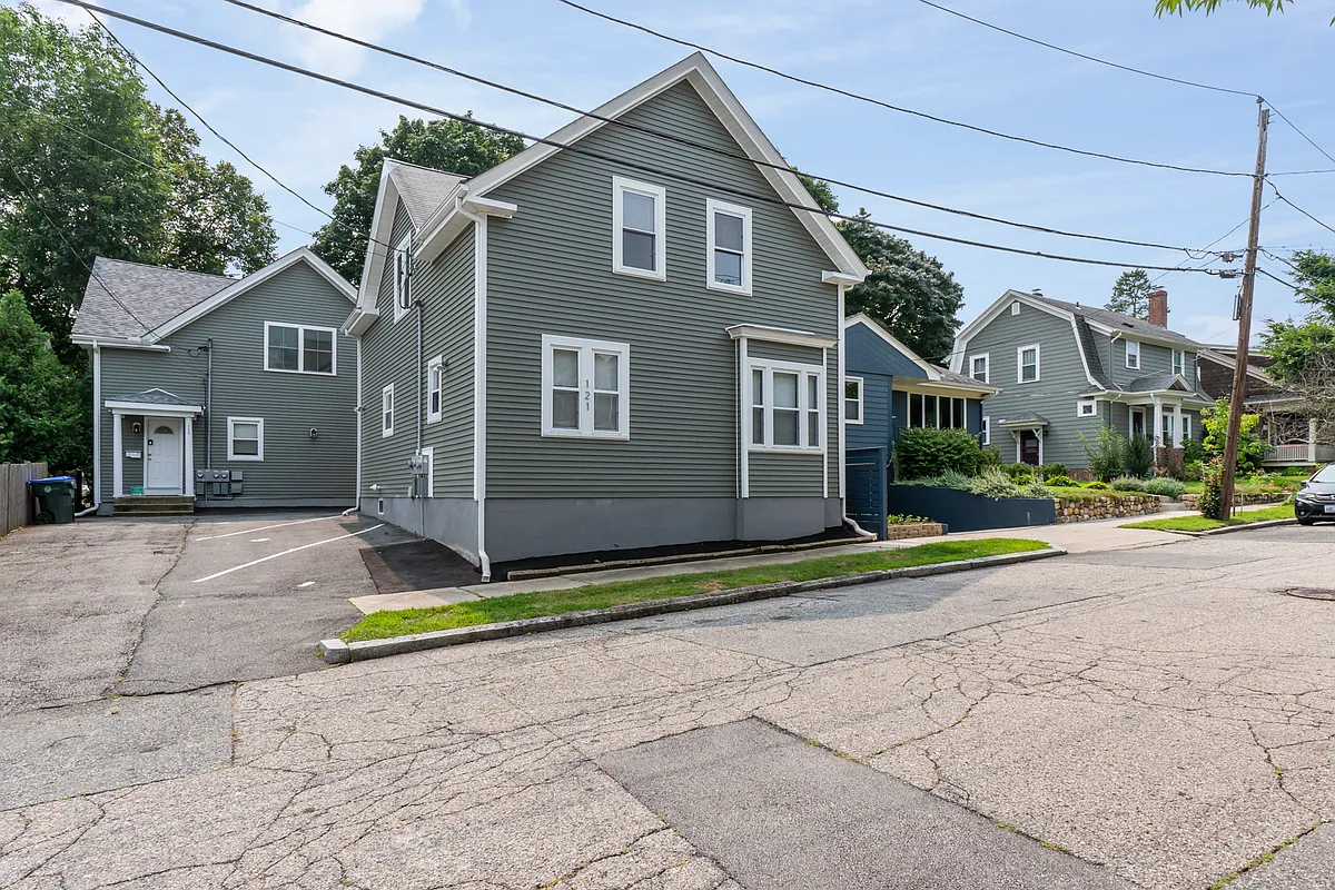 Building Photo - 121 Burlington St #1