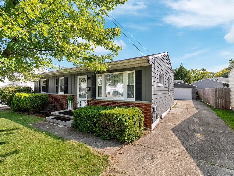 153 Thorlone Ave — Photo 4