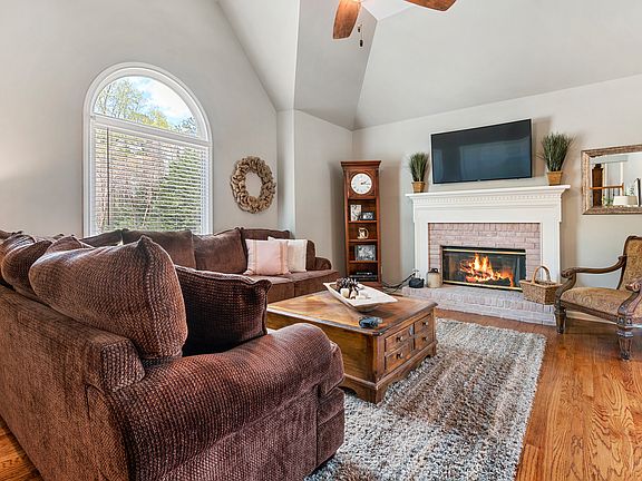 5th image of 3728 Upland Dr