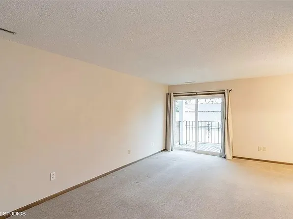 1256 49th St Unit 8, West Des Moines, IA 50266