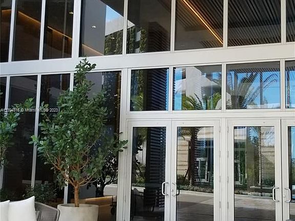 4th image of 16385 Biscayne Blvd Unit 2705