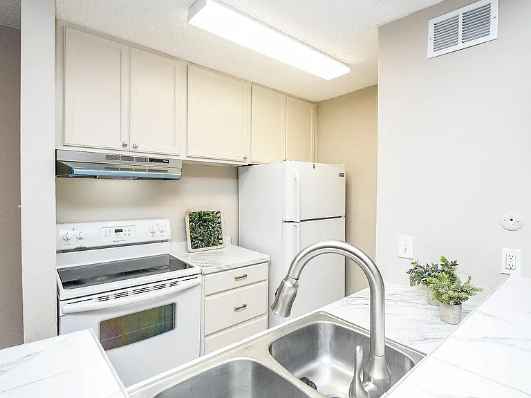 17331 Red Oak Dr #24 — Photo 7