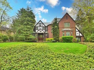 48 Wensley Dr, Great Neck, NY 11021