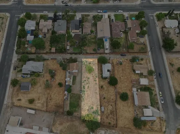 207 Ball Park Aly, Hanford, CA 93230