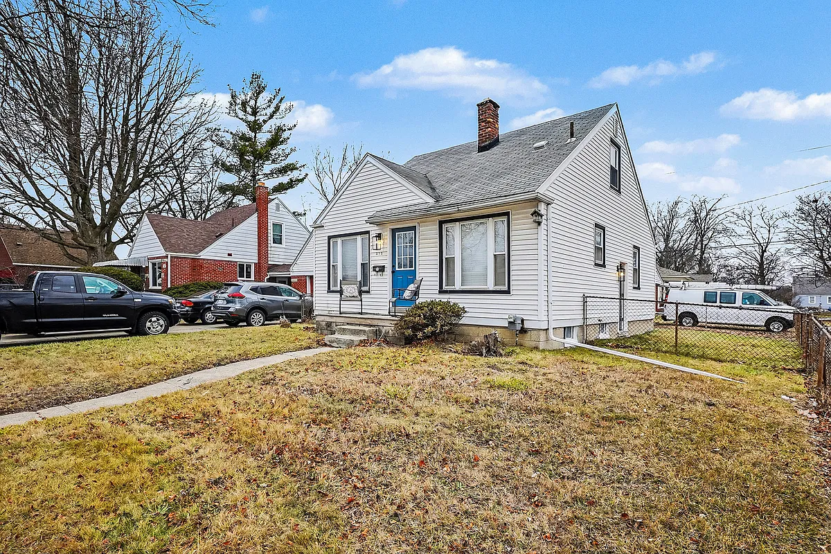 Corner lot, fenced in yard, detached garage - 319 N Stephenson Hwy