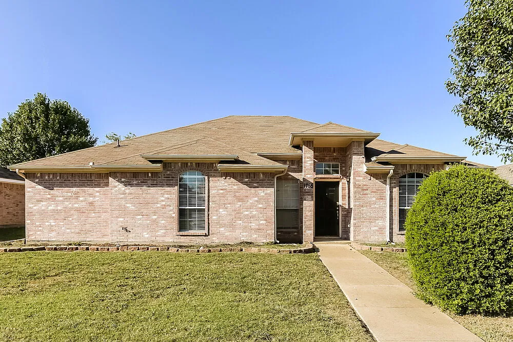3 bed, 2.0 bath, 1796 sqft, $2,200 — Photo 1
