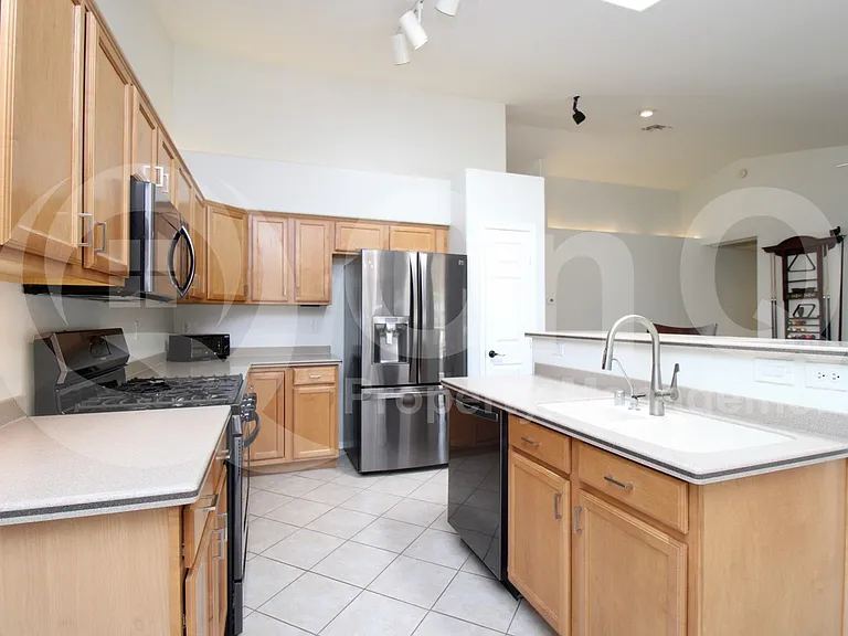 913 E Gary Ln — Photo 3