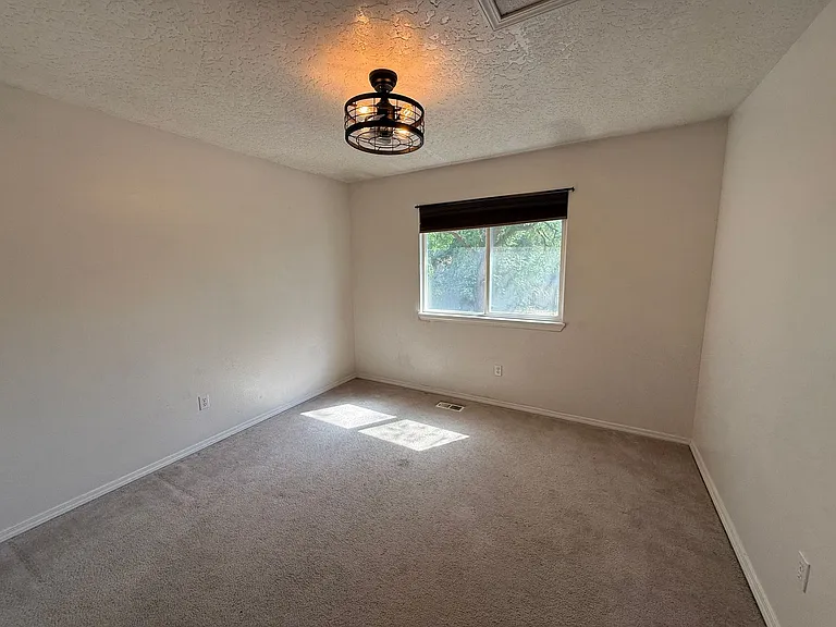 1033 W Pennwood St — Photo 8