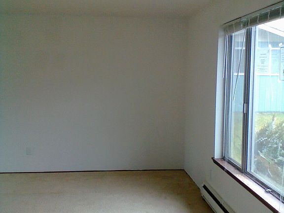 4th image of 3619 Surrey Dr NE
