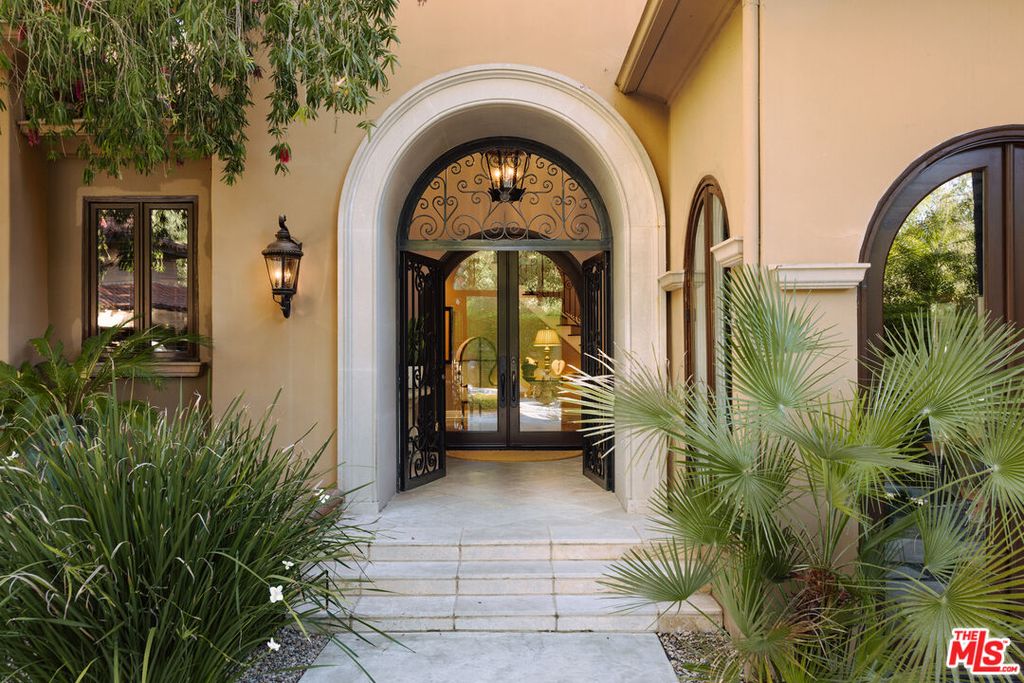 Apartment in Beverly Hills, Sherman Oaks - View 3