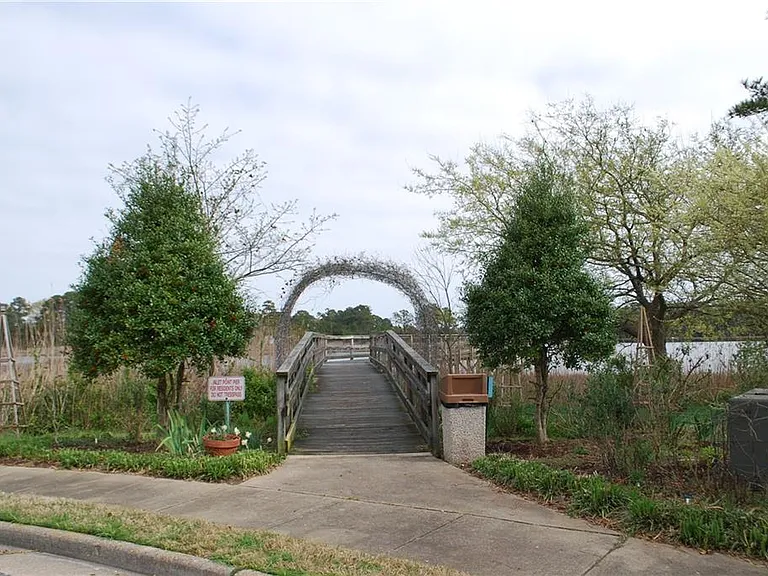 948 Allendale Dr — Photo 2