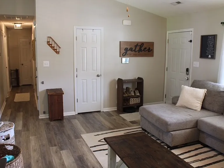 118 Pear Tree Ln — Photo 3
