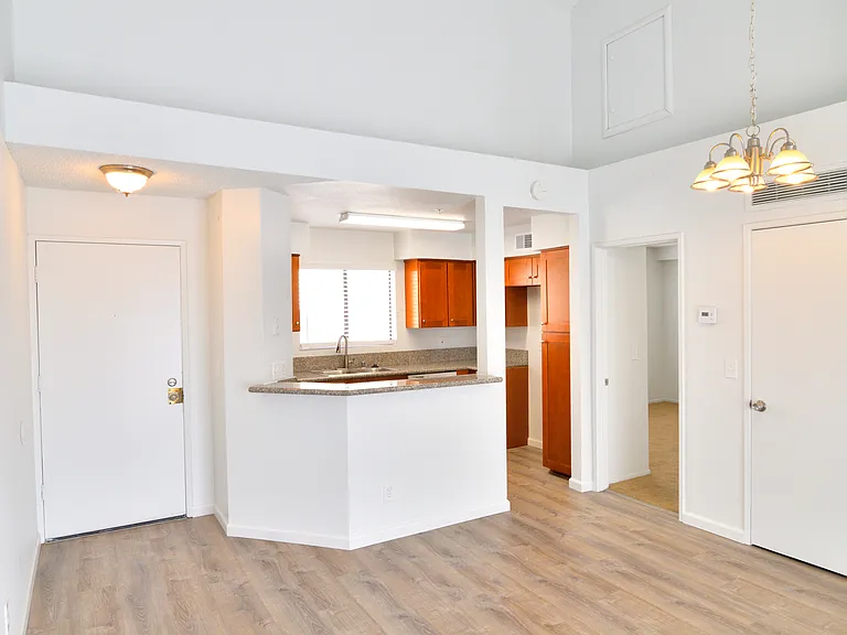 Sunset Plaza Apartments — Photo 21