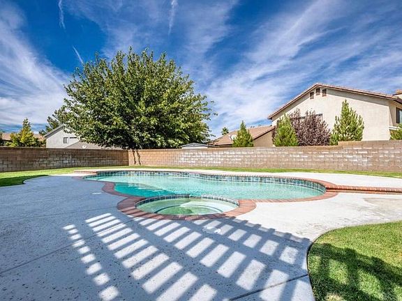 Outdoor pool w/jacuzzi