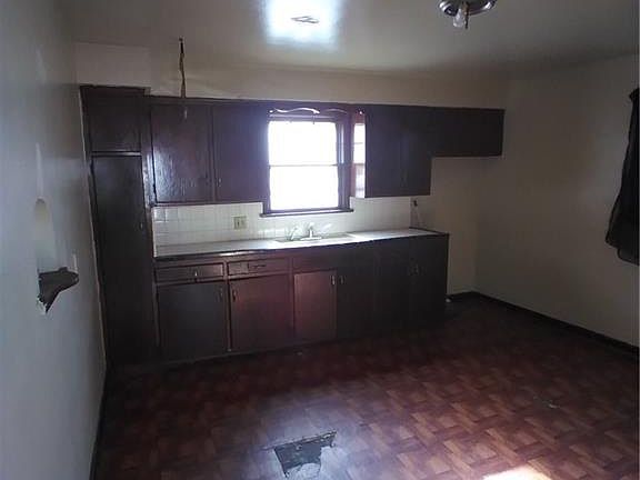 3rd image of 910 E Manhattan Blvd