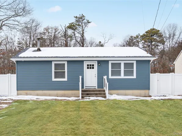 16 Market St, Mastic Beach, NY 11951