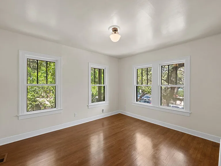 107 E Gibson St — Photo 5