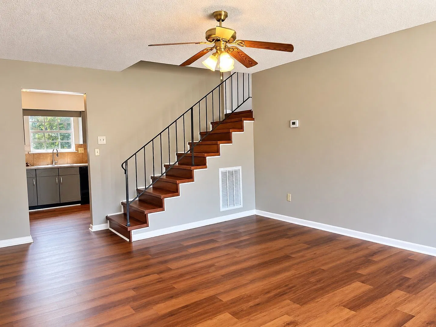2 bed, 1.0 bath, 900 sqft, $1,150 — Photo 2