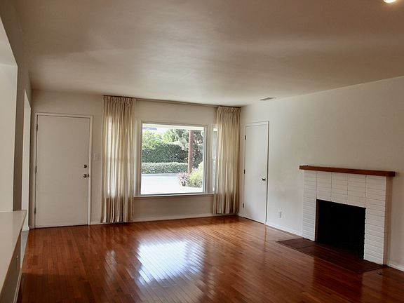 Livingroom (from hallway)