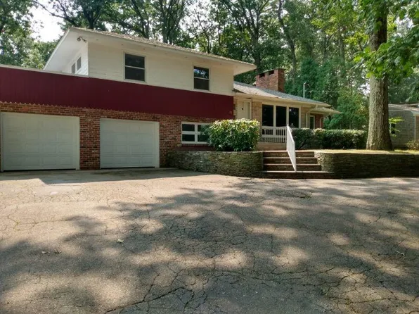 35 Rowe Dr, Cranston, RI 02921