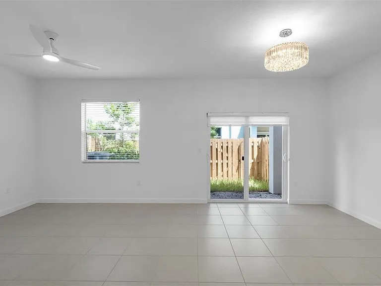 105 SW 184th Ave — Photo 6