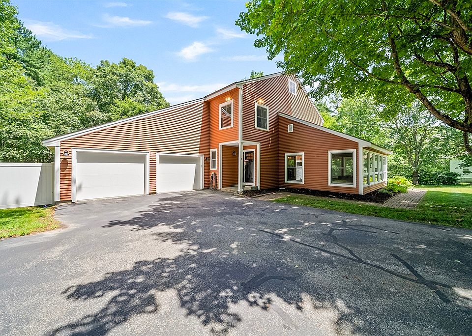 1st image of 7 Moulton Dr