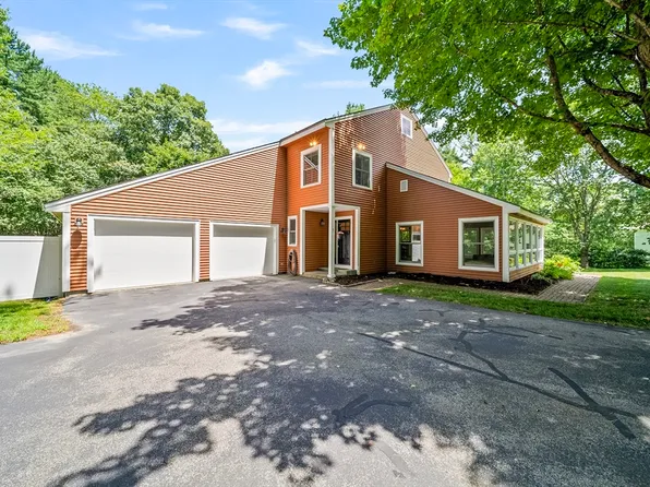 7 Moulton Dr, Londonderry, NH 03053