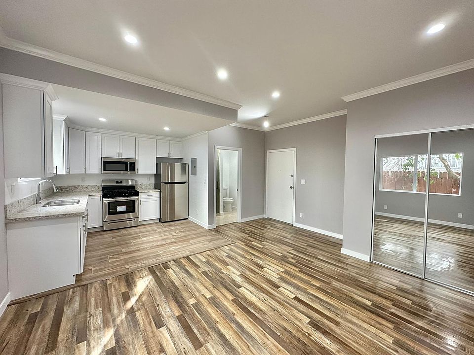1st image of 2918 Leeward Ave #104