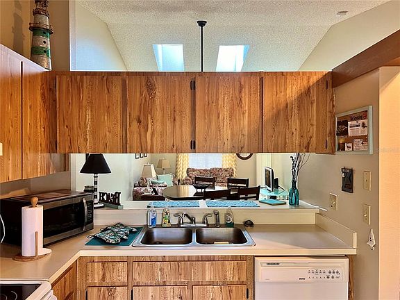 5th image of 216 Sun Vista Ct N
