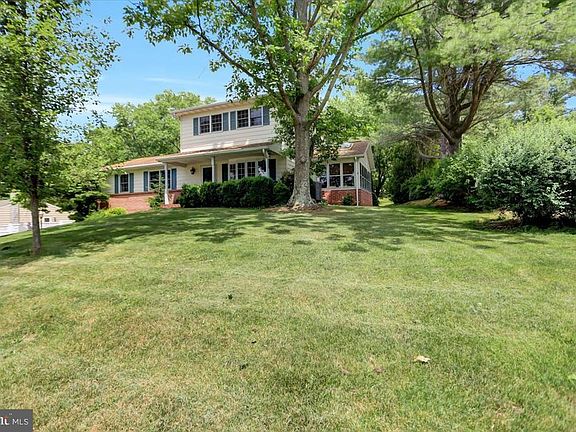 2nd image of 897 Knob Hill Rd
