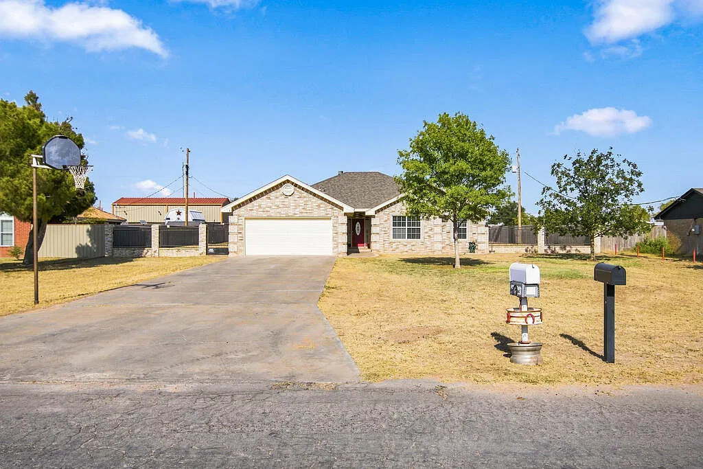 4 bed, 2.0 bath, 1839 sqft, $3,000 — Photo 1