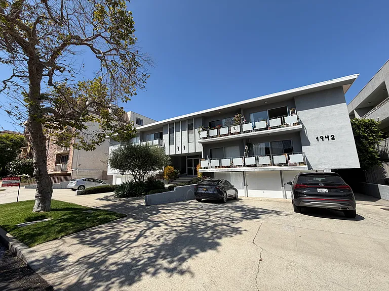 1942 Pelham Ave #2 — Photo 24